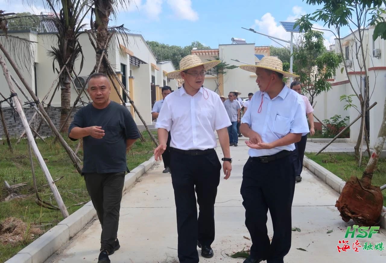 艾轶伦一行人在天角潭水利枢纽工程垦区移民安设点（西联农场南园小区）走访调研