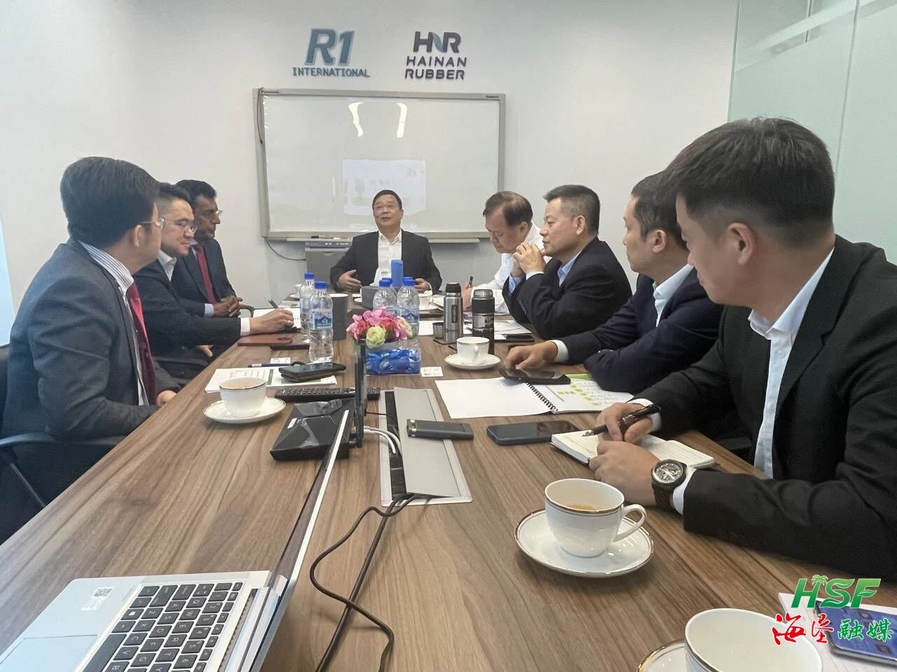 包洪文一行与R1公司座谈互换。。。